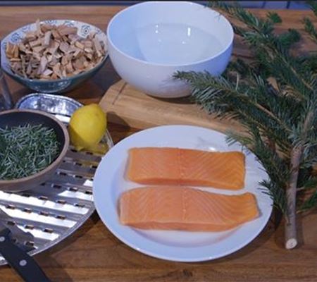 Geräucherter Lachs mit Tannennadeln Geräucherter Lachs mit Tannennadeln