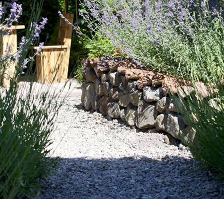 Mauern, Zäune und Hecken – mehr als nur Grenzen  Mauern, Zäune und Hecken – mehr als nur Grenzen