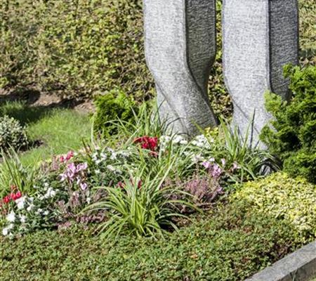 Im Mai bekommt das Grab seine Sommerbepflanzung Im Mai bekommt das Grab seine Sommerbepflanzung