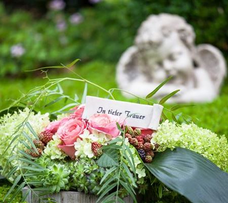 Das Grab im Sommer – die richtigen Blumen finden Das Grab im Sommer – die richtigen Blumen finden